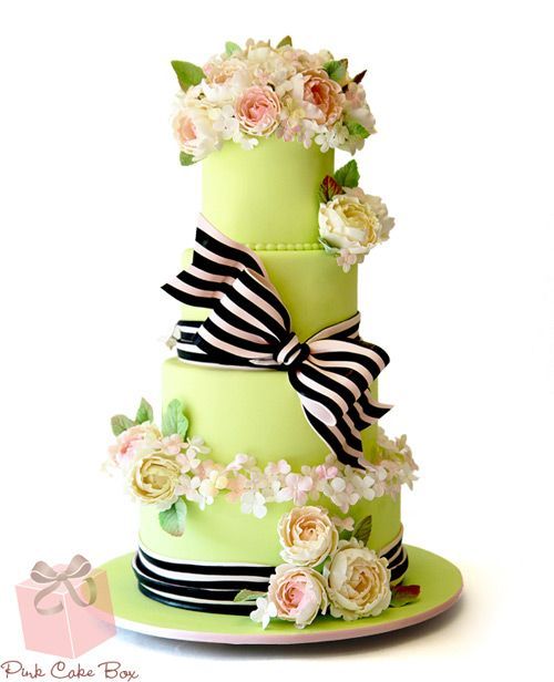Packed with Cuteness! A Romantic Ribbon Motif Wedding Cake ♡にて紹介している画像
