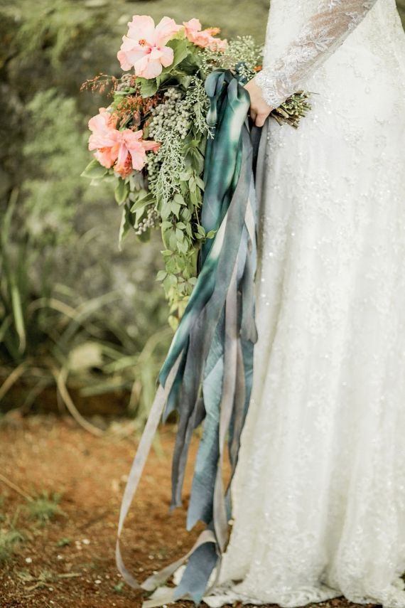 アンティーク風＊ブーケのリボンは風になびくロングが可愛い♡にて紹介している画像