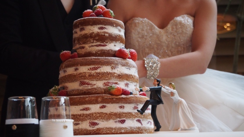 A Touch of Creativity for Naked Cakes: Adorably Peeking Strawberries Between Layers of Whipped Cream♡にて紹介している画像