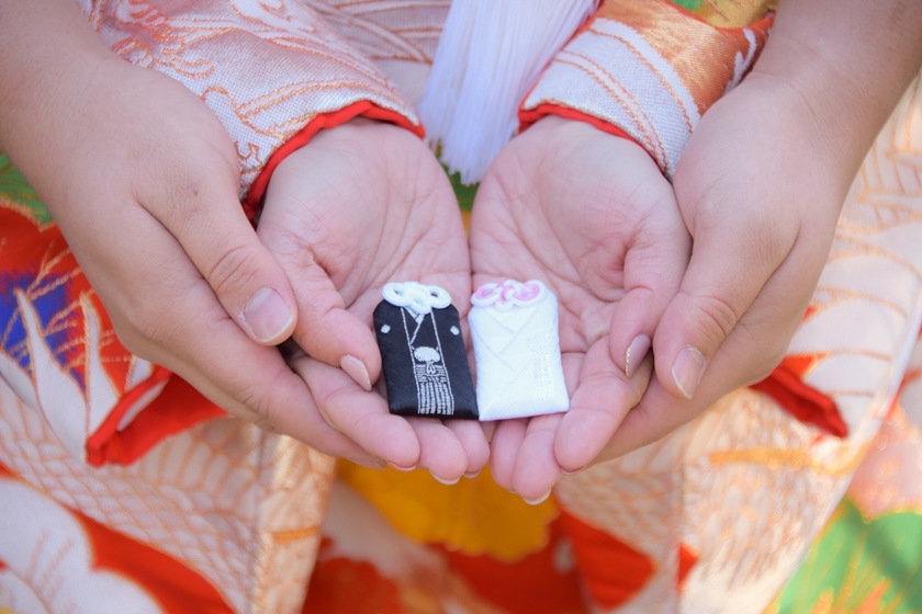 Popular Designs of Shiro-Muku and Montsuki Hakama: A Collection of Shrines Where You Can Purchase Adorable 'Couple Amulets'♡にて紹介している画像