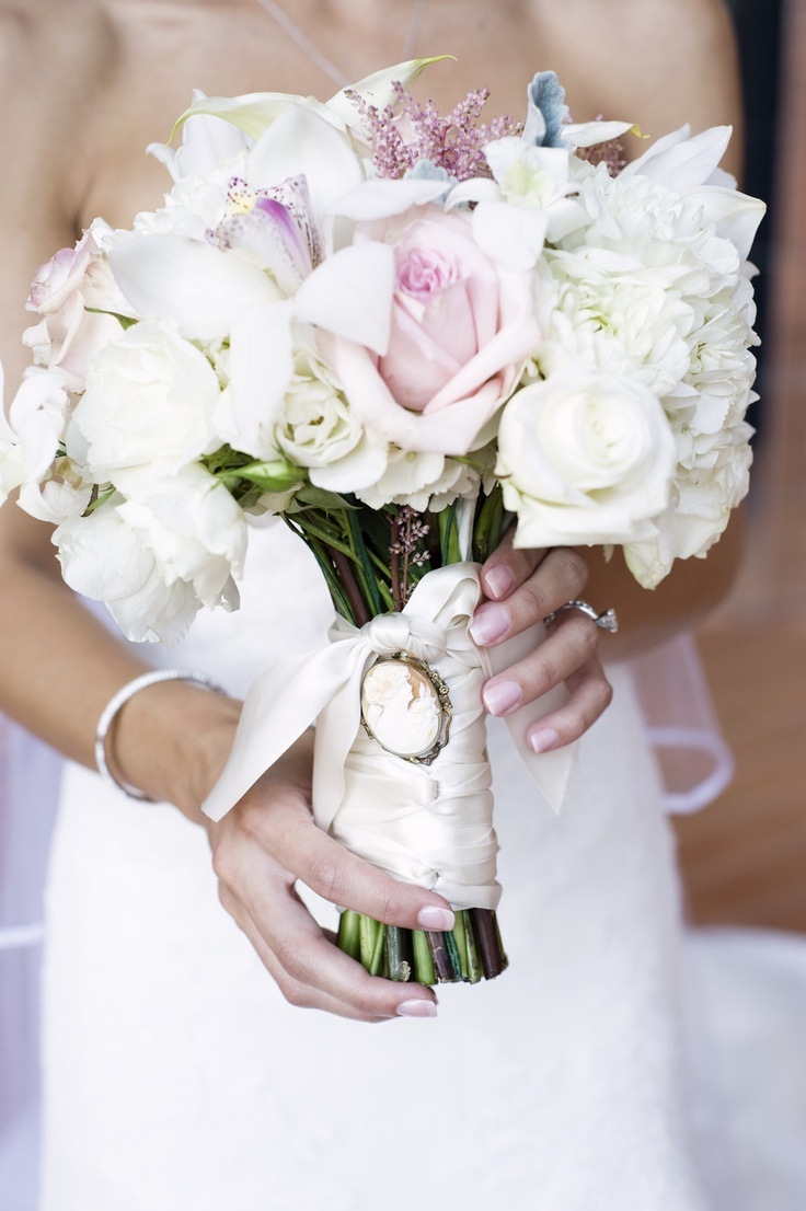 アンティーク風＊ブーケのリボンは風になびくロングが可愛い♡にて紹介している画像