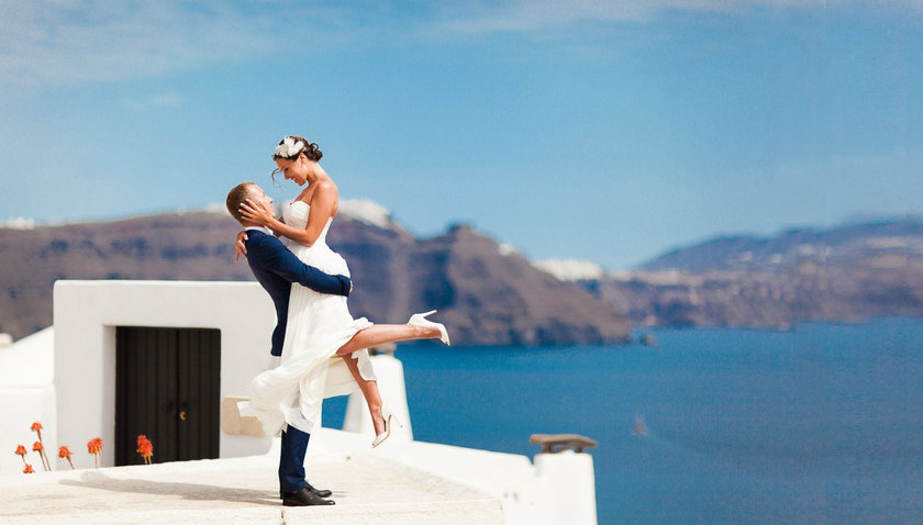The Stunning Contrast of Blue and White: A Dreamy Wedding in Santorini♡にて紹介している画像