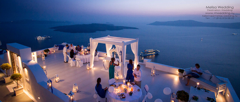 The Stunning Contrast of Blue and White: A Dreamy Wedding in Santorini♡にて紹介している画像