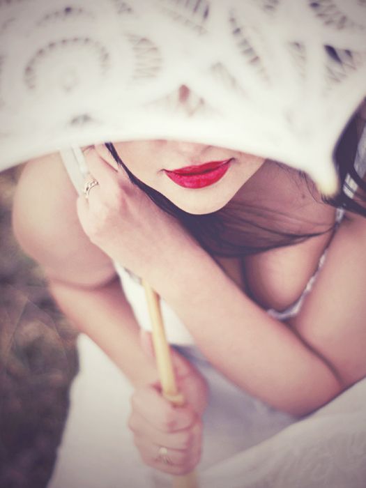 "Simple & Perfect! A Classic Charm in Bold Red Lips ♡"にて紹介している画像