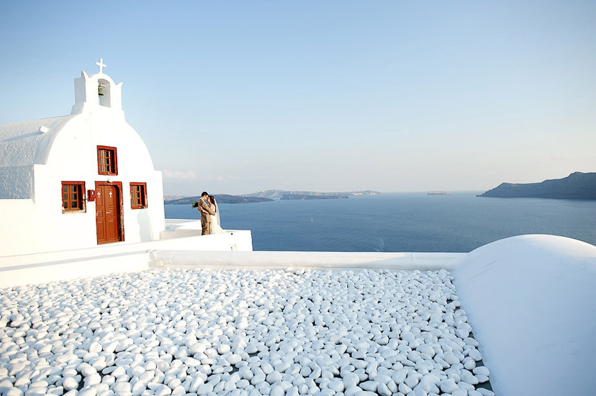 The Stunning Contrast of Blue and White: A Dreamy Wedding in Santorini♡にて紹介している画像