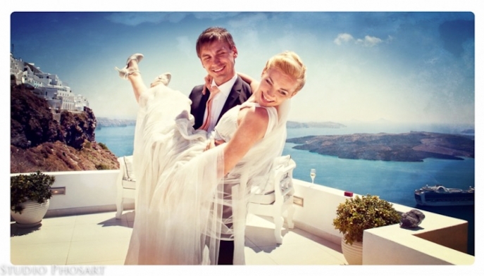 The Stunning Contrast of Blue and White: A Dreamy Wedding in Santorini♡にて紹介している画像