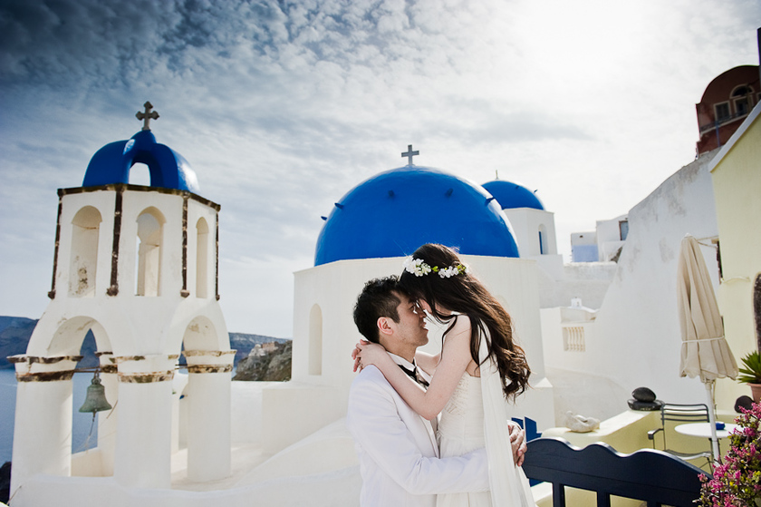 The Stunning Contrast of Blue and White: A Dreamy Wedding in Santorini♡にて紹介している画像