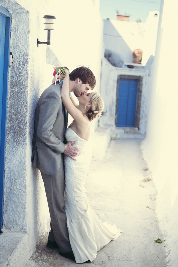 The Stunning Contrast of Blue and White: A Dreamy Wedding in Santorini♡にて紹介している画像