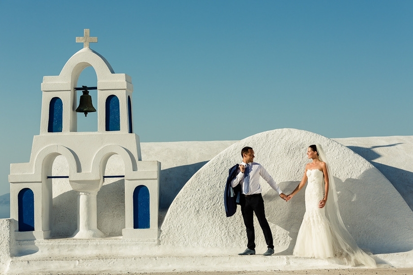 The Stunning Contrast of Blue and White: A Dreamy Wedding in Santorini♡にて紹介している画像