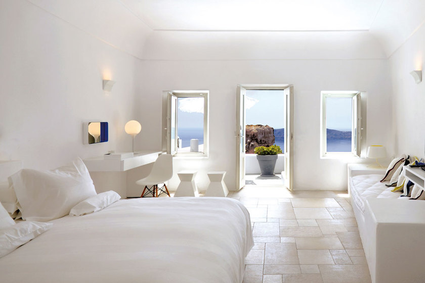 The Stunning Contrast of Blue and White: A Dreamy Wedding in Santorini♡にて紹介している画像