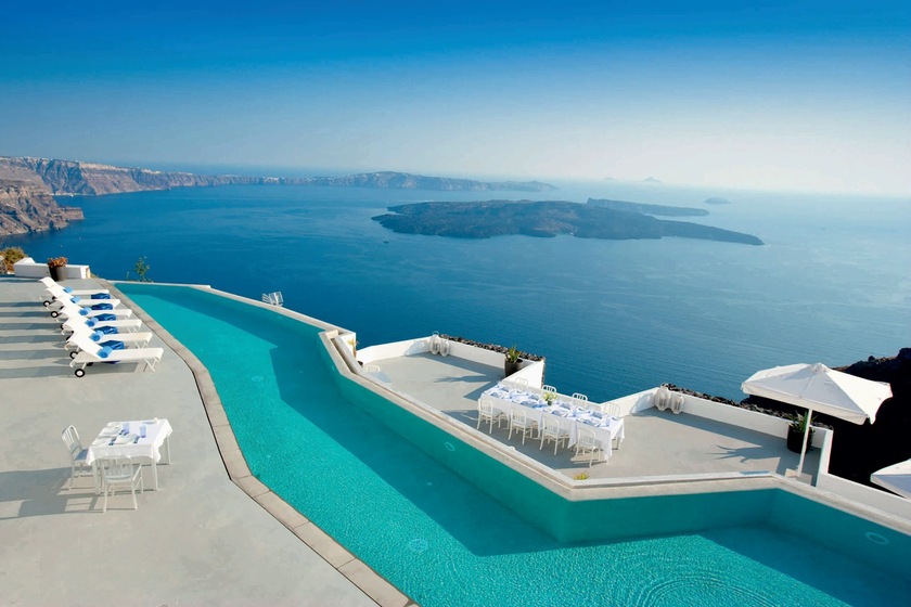 The Stunning Contrast of Blue and White: A Dreamy Wedding in Santorini♡にて紹介している画像