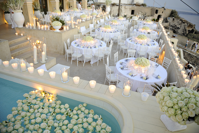 The Stunning Contrast of Blue and White: A Dreamy Wedding in Santorini♡にて紹介している画像