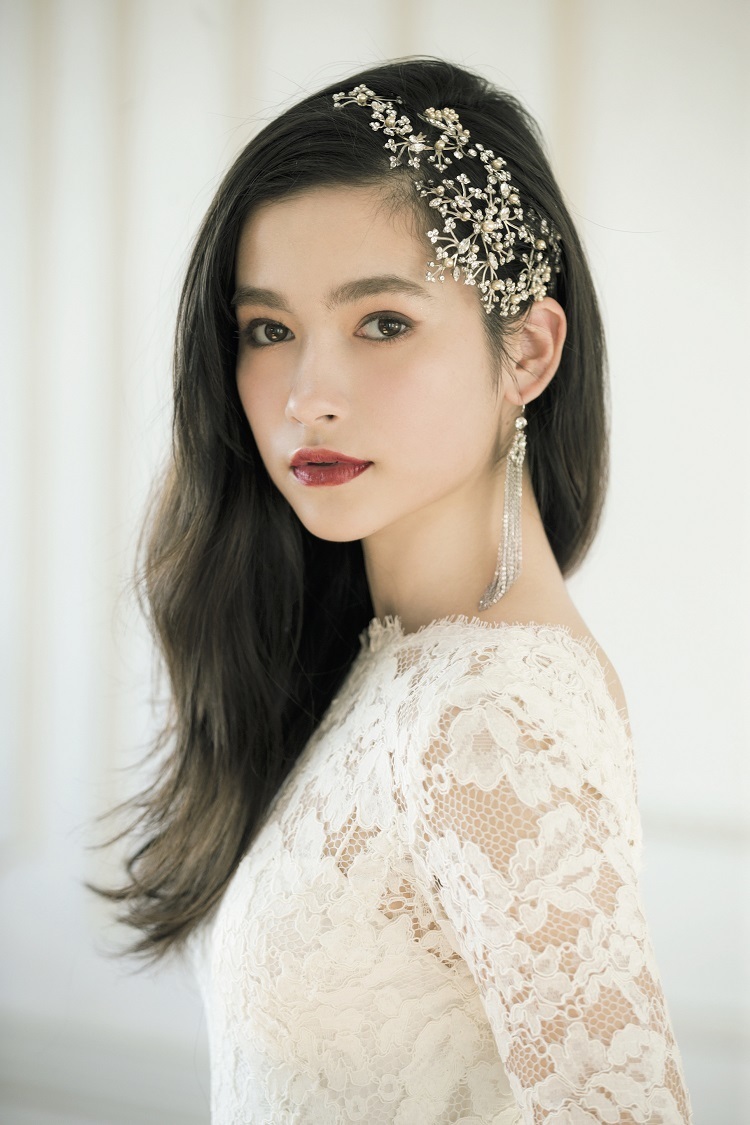 "Why Hatsuco Endo's Bridal Hairstyles with Adorable Accessory Styling are So Popular ♡"にて紹介している画像