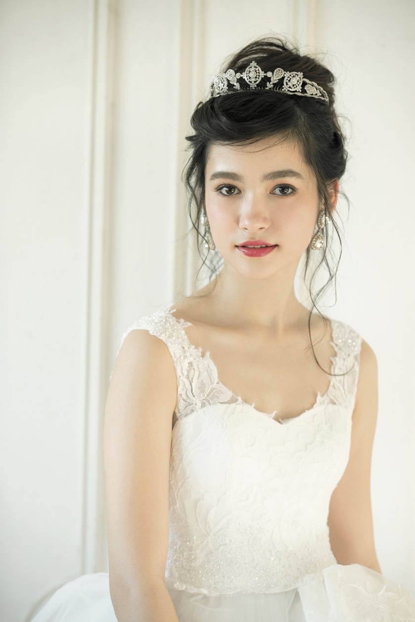 "Why Hatsuco Endo's Bridal Hairstyles with Adorable Accessory Styling are So Popular ♡"にて紹介している画像