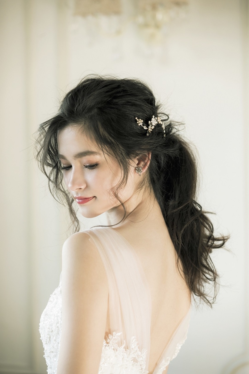 "Why Hatsuco Endo's Bridal Hairstyles with Adorable Accessory Styling are So Popular ♡"にて紹介している画像