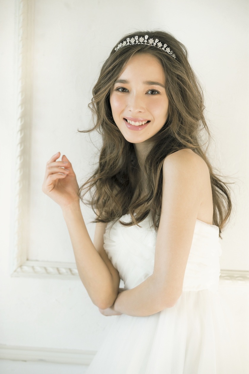"Why Hatsuco Endo's Bridal Hairstyles with Adorable Accessory Styling are So Popular ♡"にて紹介している画像