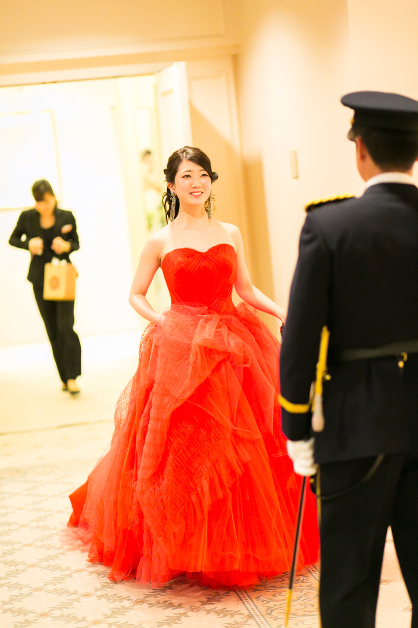 "4 Photo Poses to Capture Together Before the Entrance for Your Outfit Change ♡"にて紹介している画像