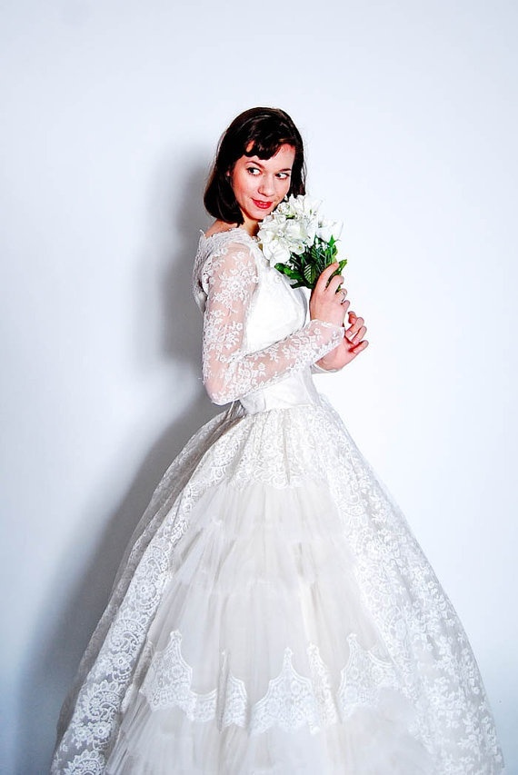 Charming 50's Fashion: A Collection of Wedding Dresses ♡にて紹介している画像