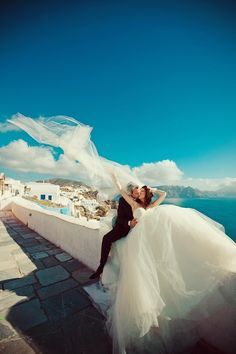 The Stunning Contrast of Blue and White: A Dreamy Wedding in Santorini♡にて紹介している画像