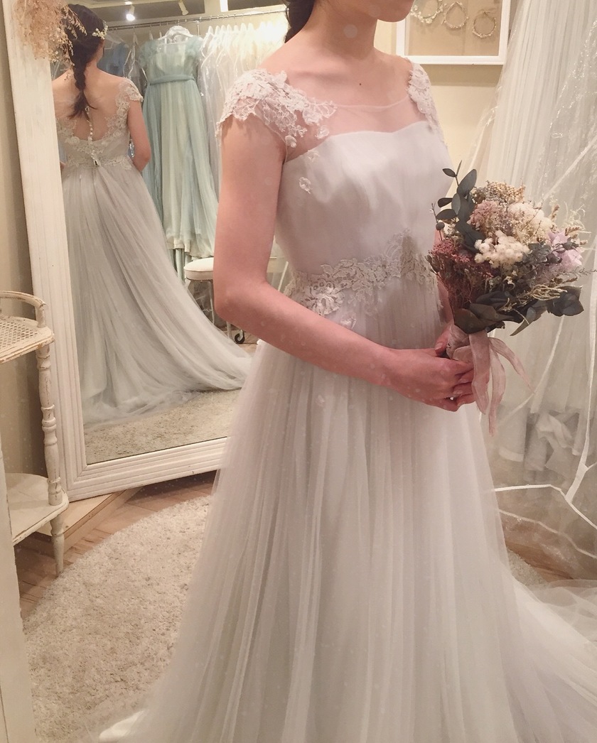 "No More Fights! Tips for Taking Adorable 'Record Photos' with Your Groom During the Dress Fitting"にて紹介している画像