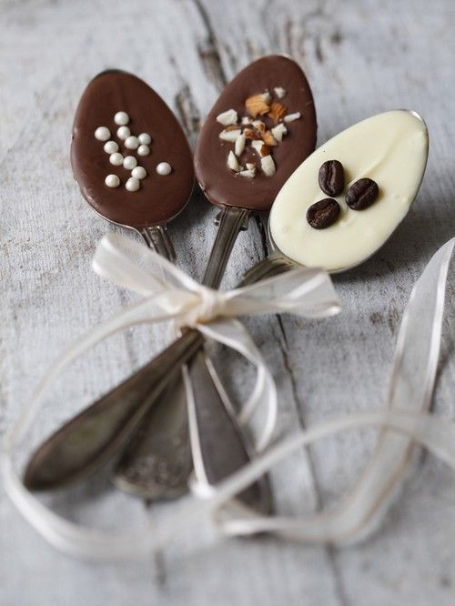 ホットミルクに幸せ溶かそう♡スプーンでチョコをちょこっとおすそわけ+°にて紹介している画像