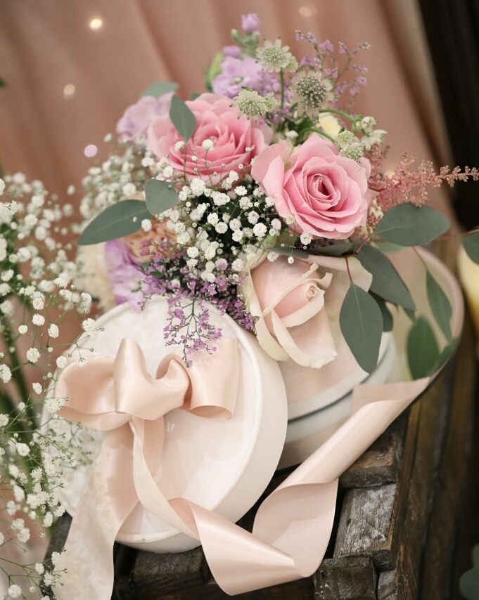 【タイプ別】ナチュラル派？ロマンチック派？最新ゲストテーブル装花のアレンジまとめにて紹介している画像