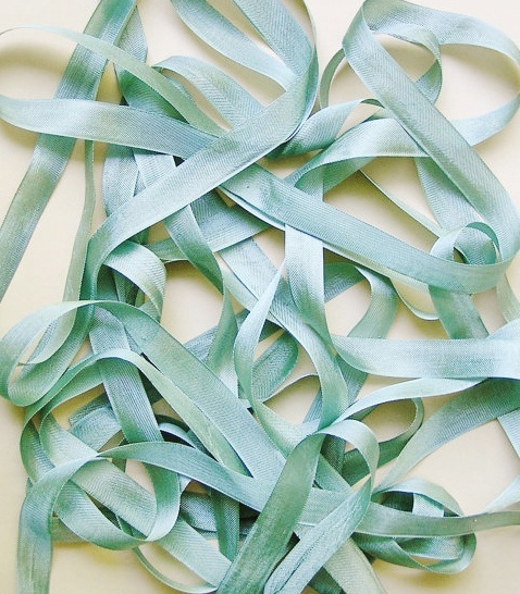 Tightly Laced with Ribbons: A Corset-Inspired Dress for a Medieval European Vibe ♡にて紹介している画像