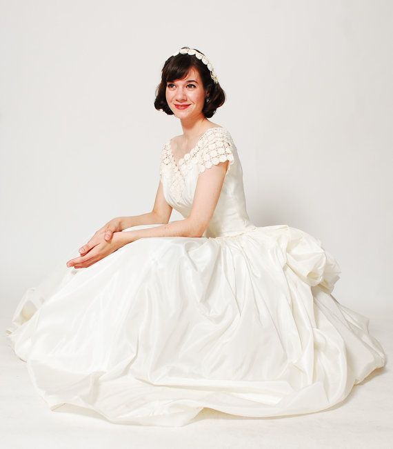 Charming 50's Fashion: A Collection of Wedding Dresses ♡にて紹介している画像
