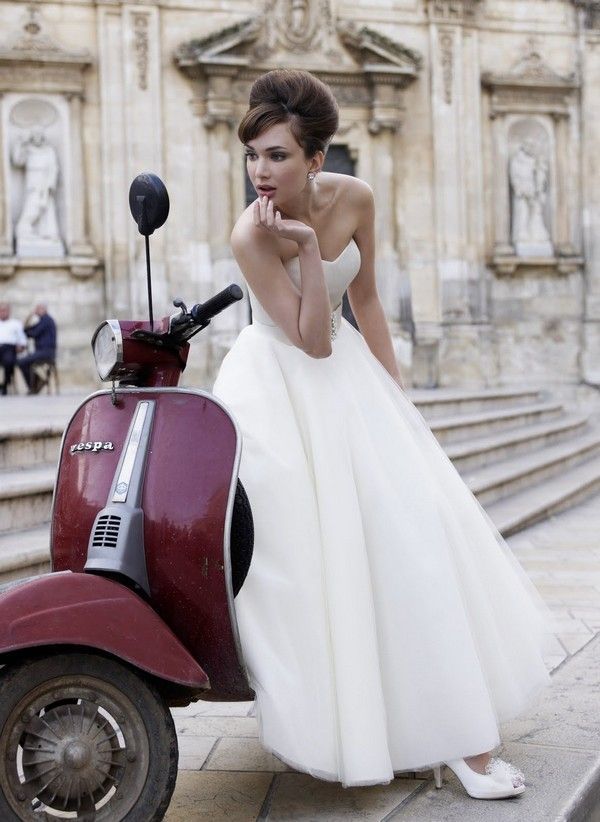 Charming 50's Fashion: A Collection of Wedding Dresses ♡にて紹介している画像
