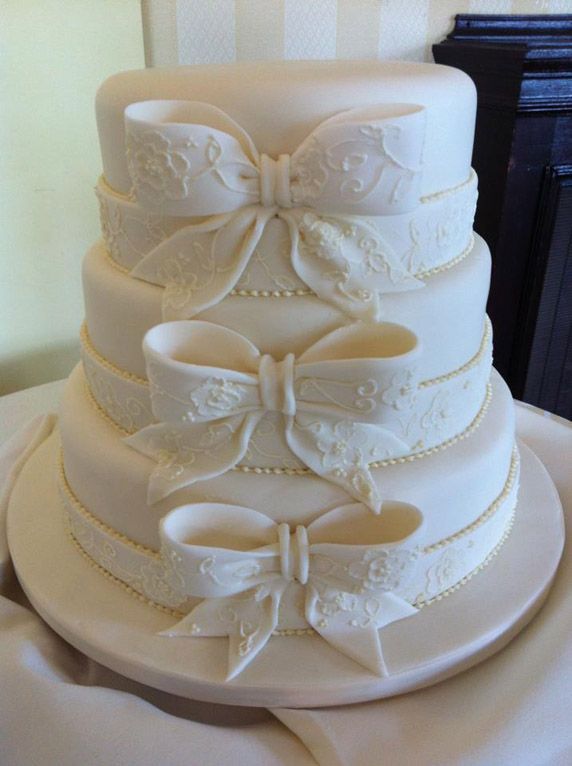 Packed with Cuteness! A Romantic Ribbon Motif Wedding Cake ♡にて紹介している画像