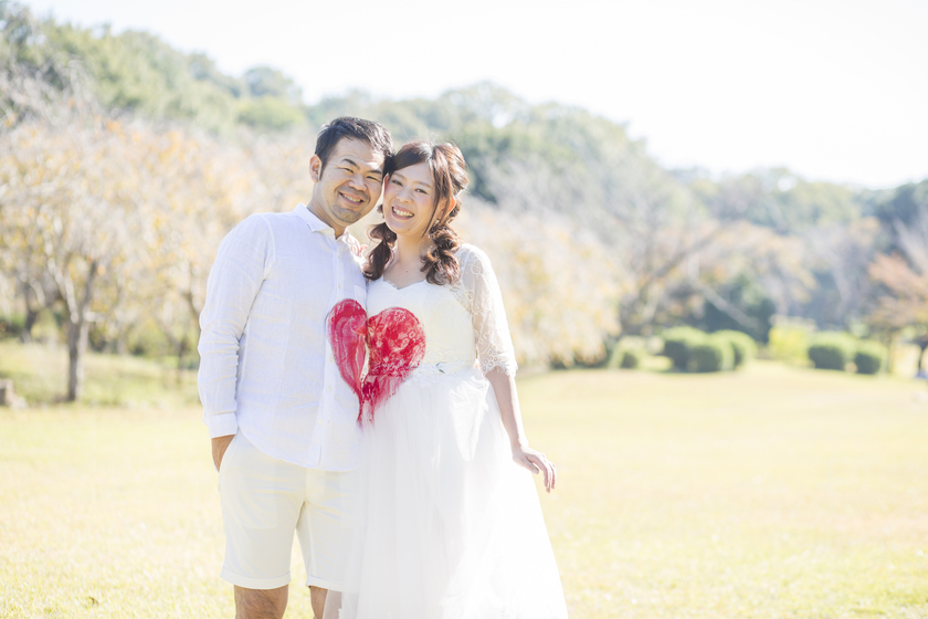 絵の具で遊びながら撮影♩カラフル可愛いウェディングフォトが撮れる〔ペイント前撮り〕が素敵！にて紹介している画像