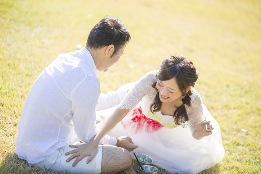 絵の具で遊びながら撮影♩カラフル可愛いウェディングフォトが撮れる〔ペイント前撮り〕が素敵！にて紹介している画像