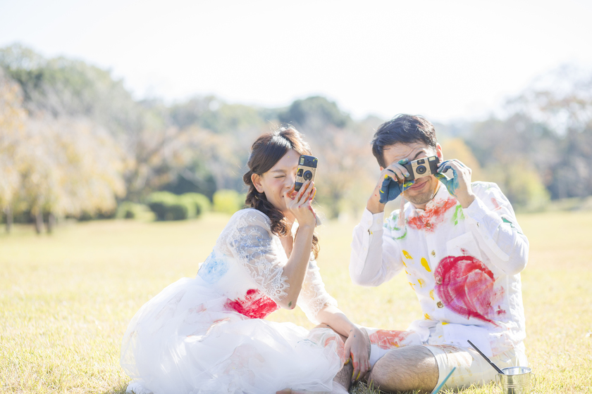 絵の具で遊びながら撮影♩カラフル可愛いウェディングフォトが撮れる〔ペイント前撮り〕が素敵！にて紹介している画像