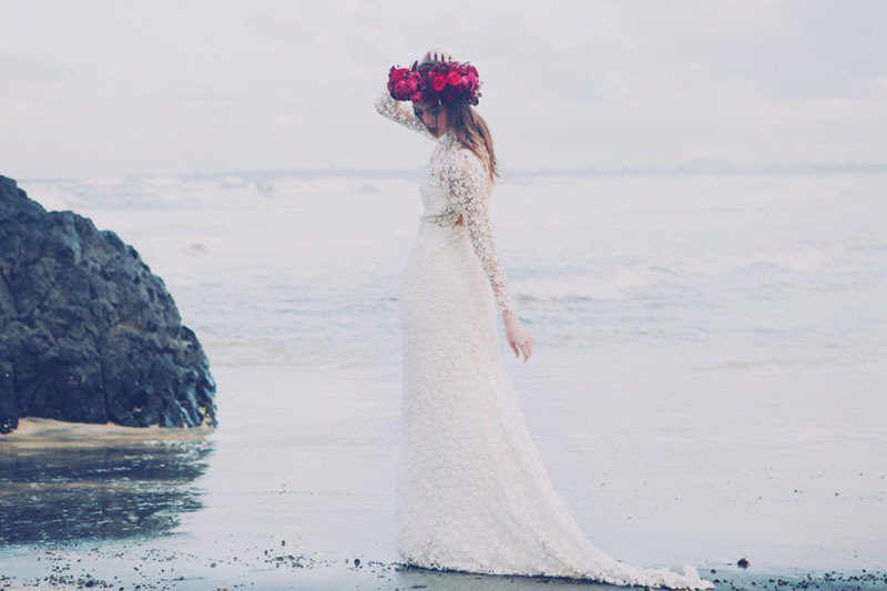 "Let's Become an Adorably Delicate Bride with a Fiery Red Flower Crown!"にて紹介している画像