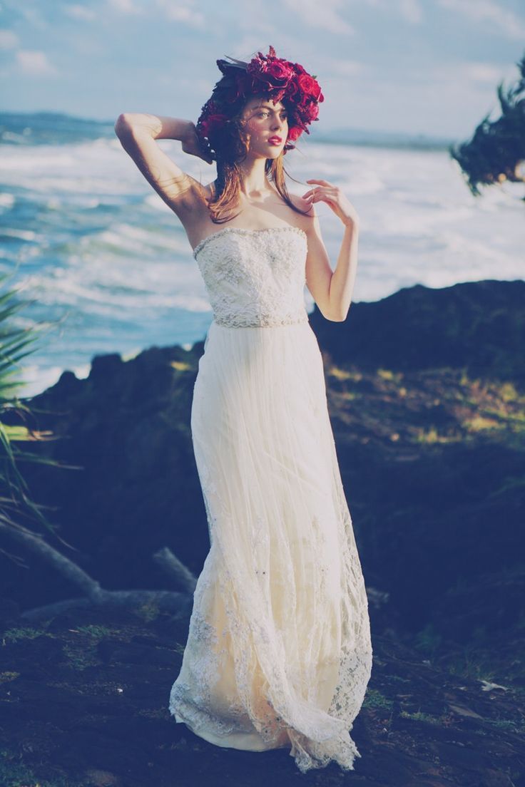 "Let's Become an Adorably Delicate Bride with a Fiery Red Flower Crown!"にて紹介している画像