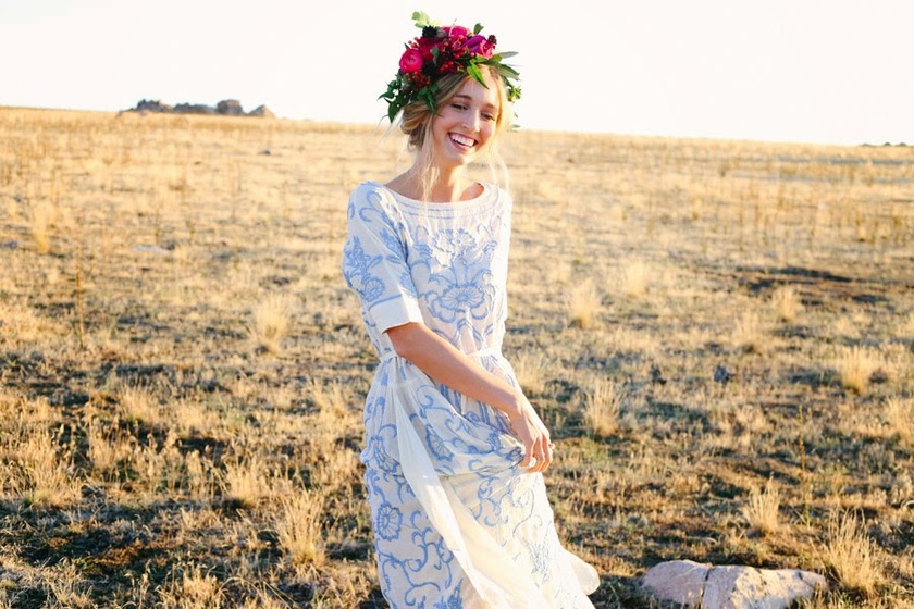 "Let's Become an Adorably Delicate Bride with a Fiery Red Flower Crown!"にて紹介している画像