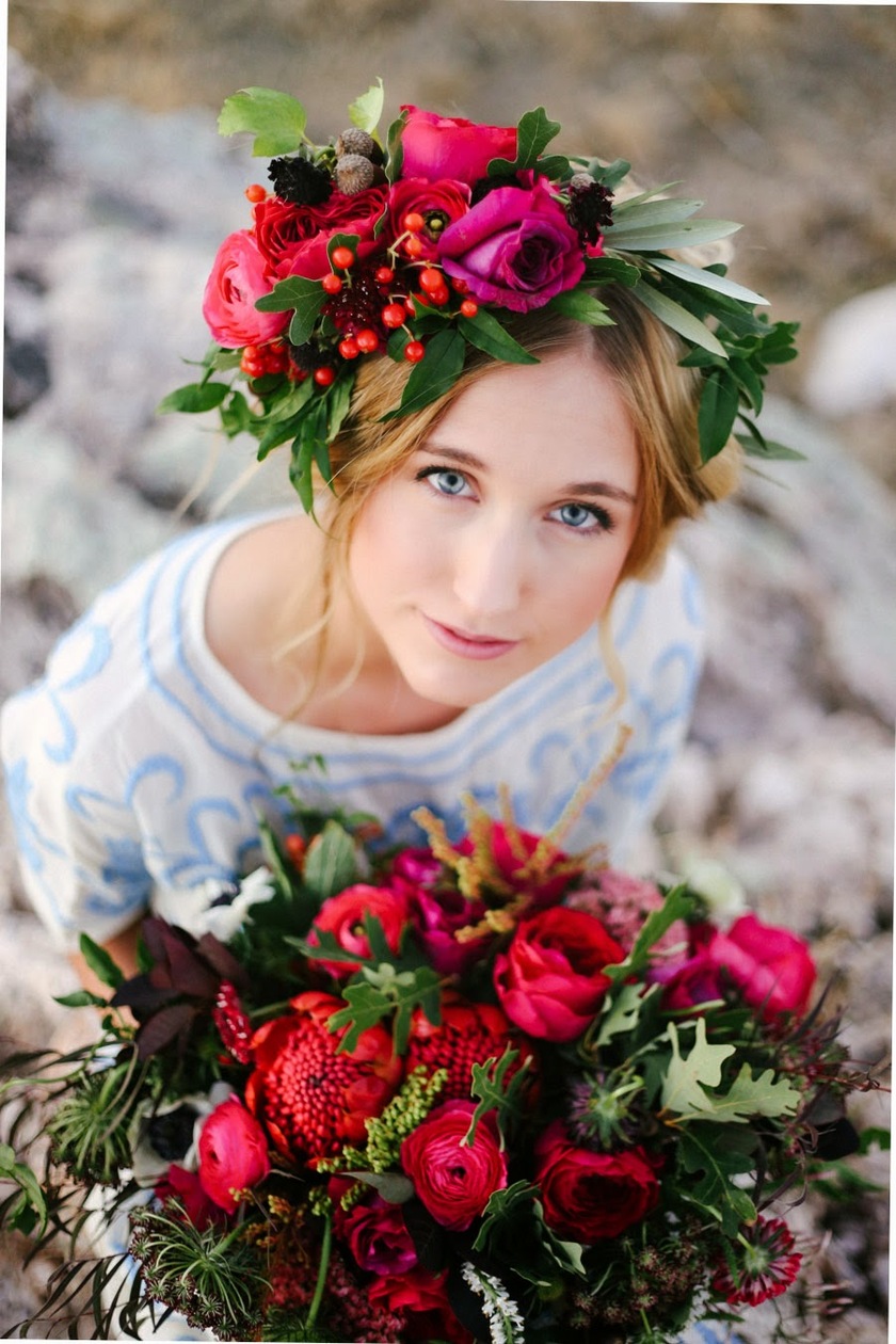 "Let's Become an Adorably Delicate Bride with a Fiery Red Flower Crown!"にて紹介している画像