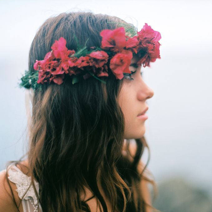 "Let's Become an Adorably Delicate Bride with a Fiery Red Flower Crown!"にて紹介している画像