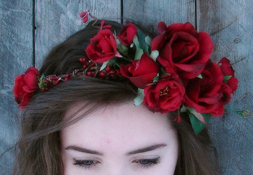 "Let's Become an Adorably Delicate Bride with a Fiery Red Flower Crown!"にて紹介している画像