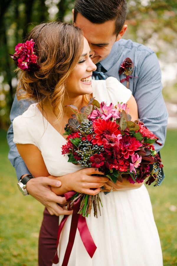"Let's Become an Adorably Delicate Bride with a Fiery Red Flower Crown!"にて紹介している画像