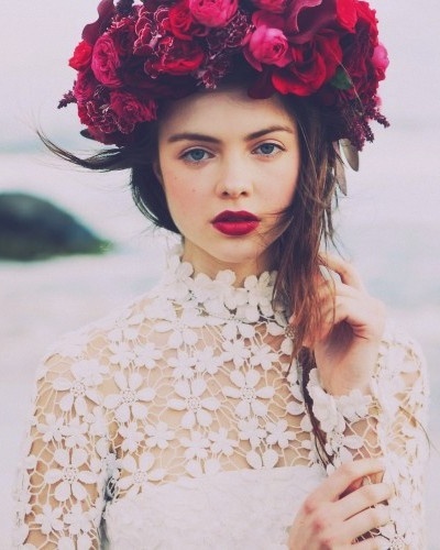 "Let's Become an Adorably Delicate Bride with a Fiery Red Flower Crown!"にて紹介している画像