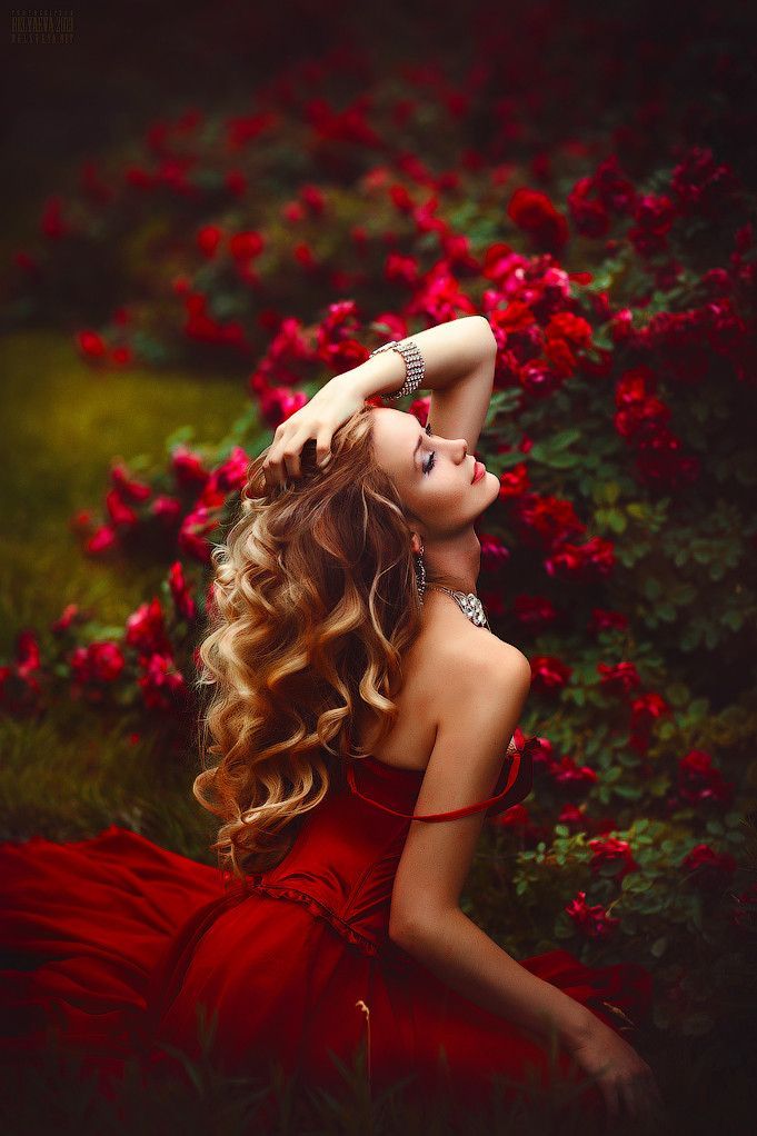 "Let's Become an Adorably Delicate Bride with a Fiery Red Flower Crown!"にて紹介している画像