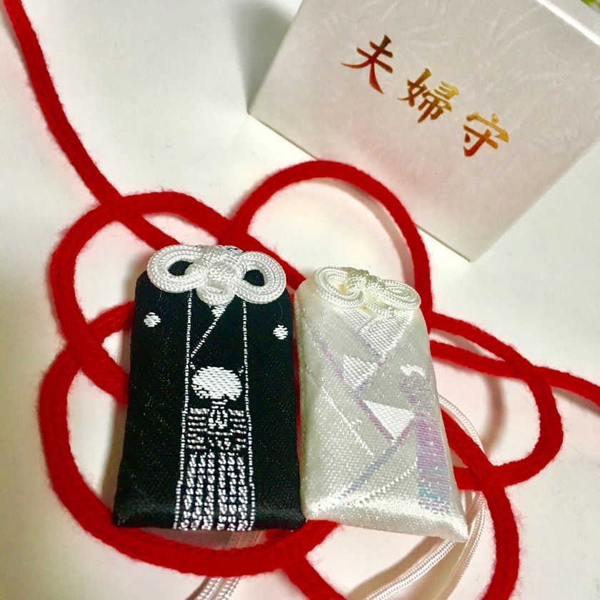 Popular Designs of Shiro-Muku and Montsuki Hakama: A Collection of Shrines Where You Can Purchase Adorable 'Couple Amulets'♡にて紹介している画像