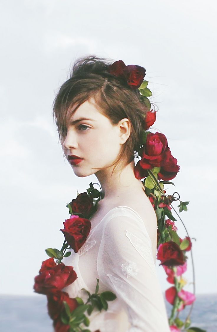 "Let's Become an Adorably Delicate Bride with a Fiery Red Flower Crown!"にて紹介している画像