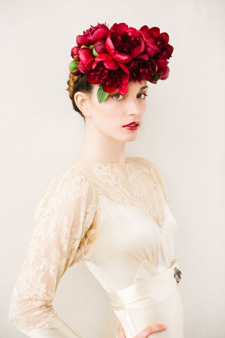 "Let's Become an Adorably Delicate Bride with a Fiery Red Flower Crown!"にて紹介している画像