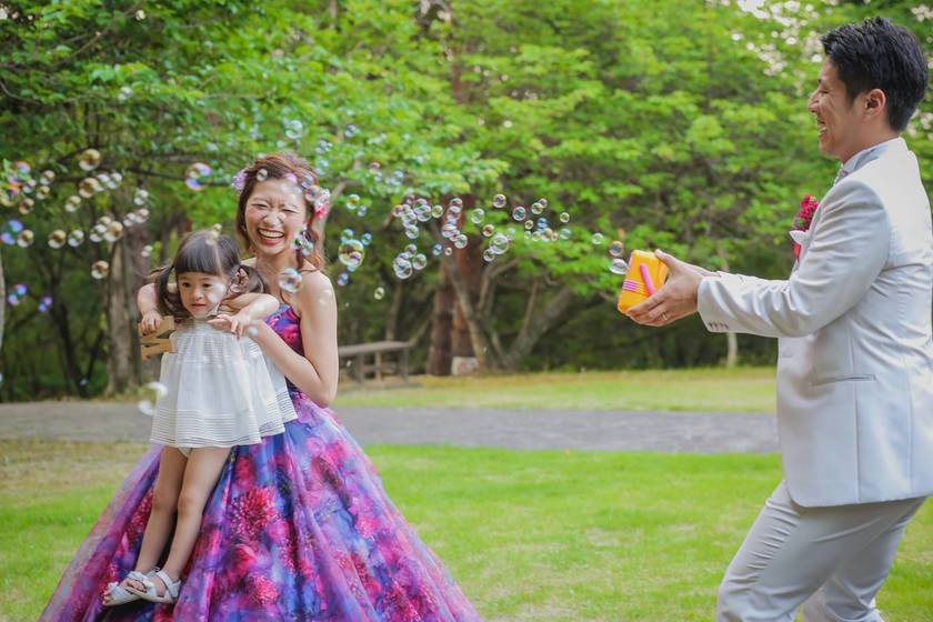 海外ウェディングに学ぶ♡お子様と一緒の【ファミリー婚】で真似したい撮影アイデア特集にて紹介している画像