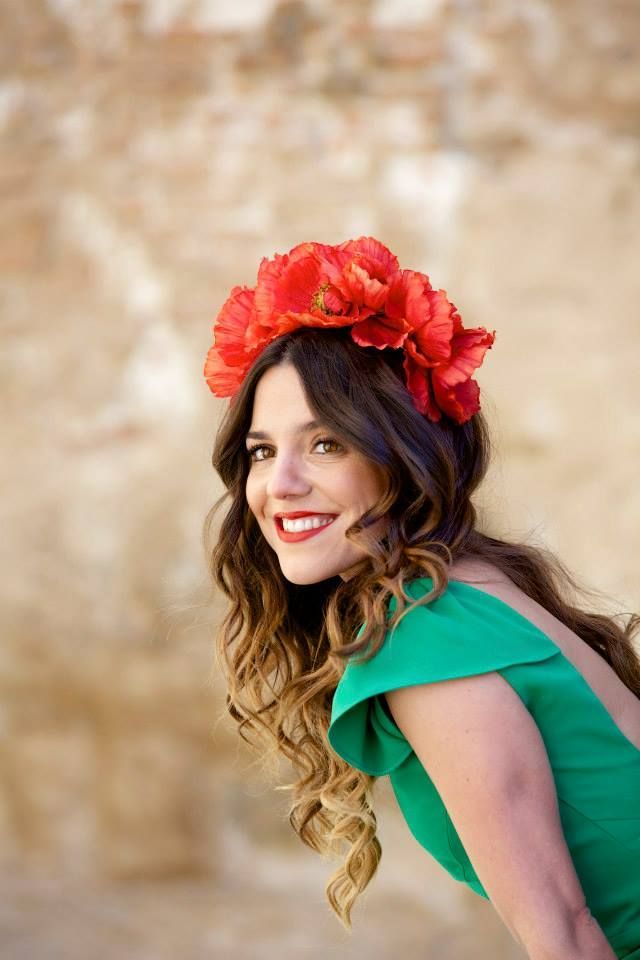 "Let's Become an Adorably Delicate Bride with a Fiery Red Flower Crown!"にて紹介している画像