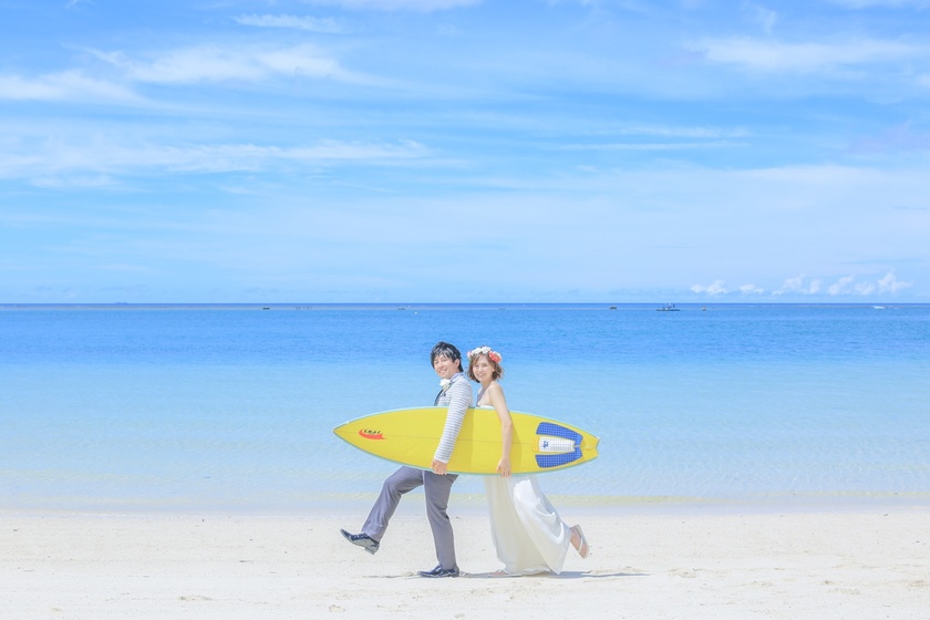 沙滩上高跟鞋被陷住！《海滩照片》是注重时尚还是舒适？にて紹介している画像