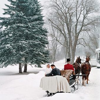 "Romantic Overseas Winter Weddings to Imitate When It Snows: A Snow Wedding Inspiration"にて紹介している画像