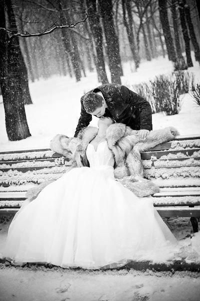 "Romantic Overseas Winter Weddings to Imitate When It Snows: A Snow Wedding Inspiration"にて紹介している画像